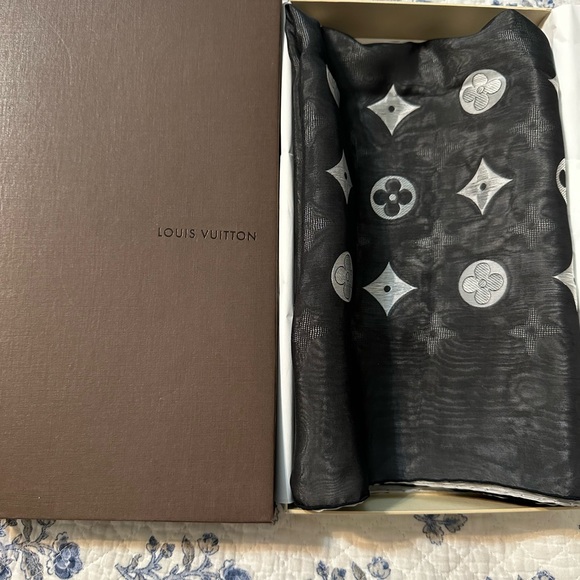 Louis Vuitton silk scarf in black and silver monogram print - Picture 4 of 6